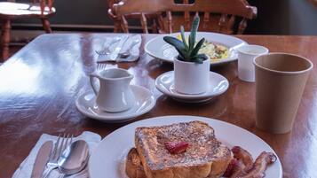 Desayuno continental gratuito y diario