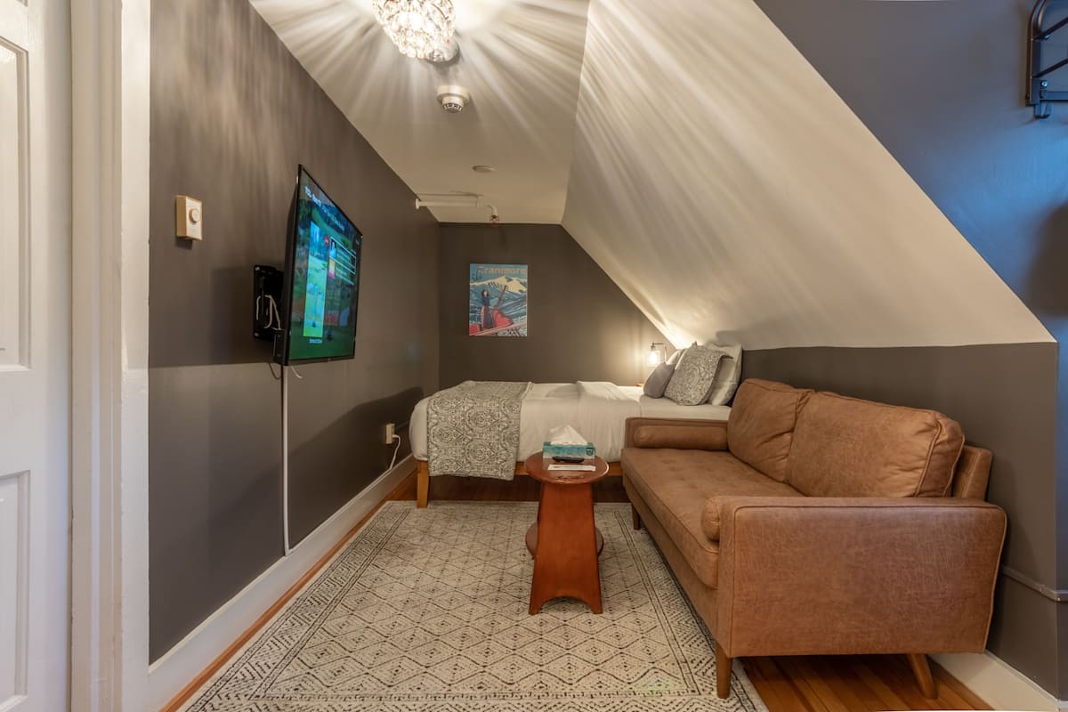 Double Room, 1 Queen Bed, Third Floor, Slanted Ceiling | Wi-Fi gratis dan didekorasi berbeda-beda