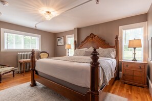 Classic Room, 1 King Bed, Non Smoking | Individually decorated, individually furnished, free WiFi, bed sheets - Cranmore Mountain Lodge Bed & Breakfast (North Conway)