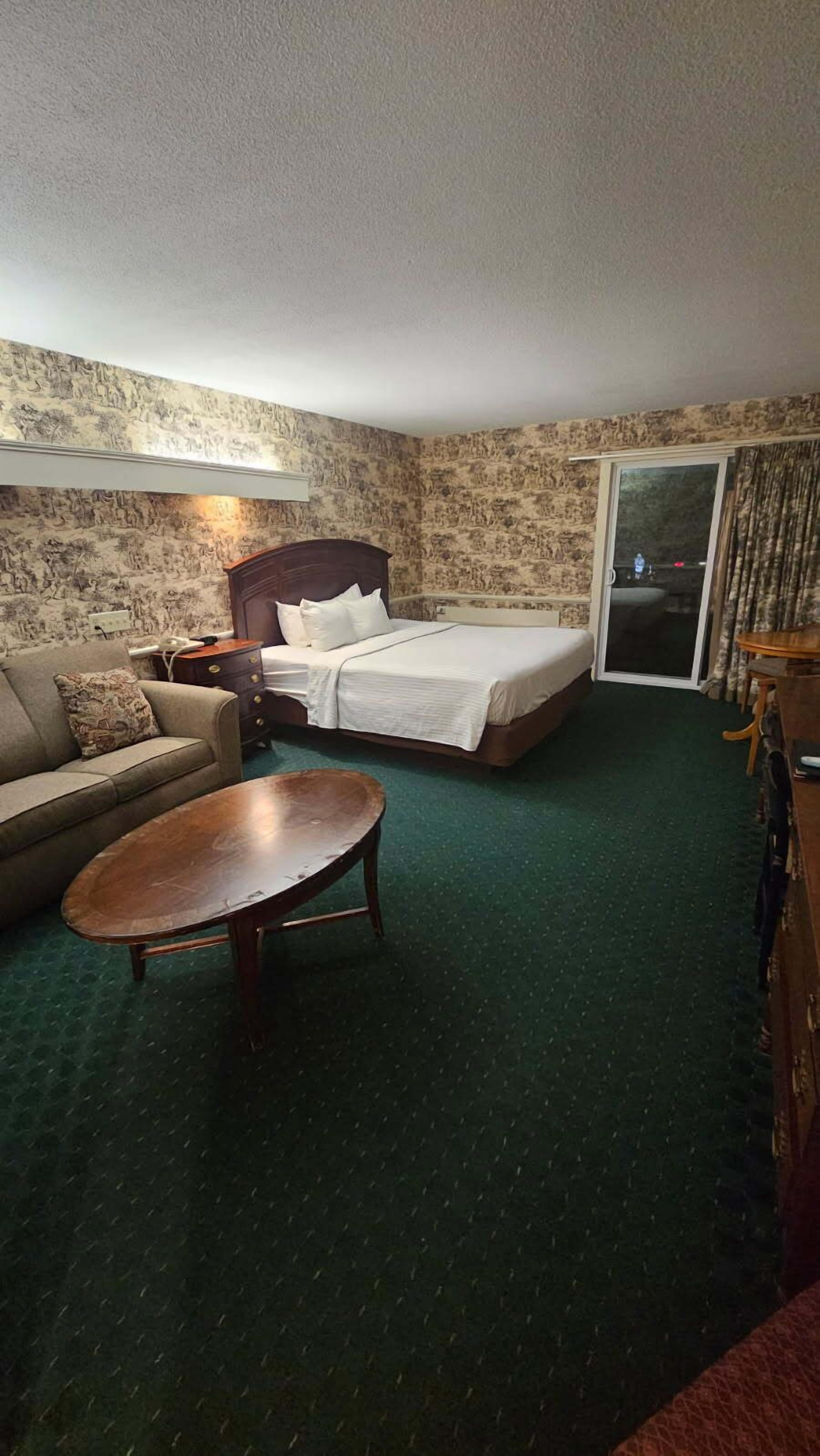 Country Motor Lodge 1 King Bed (Pets Allowed) | Premium bedding, iron/ironing board, bed sheets