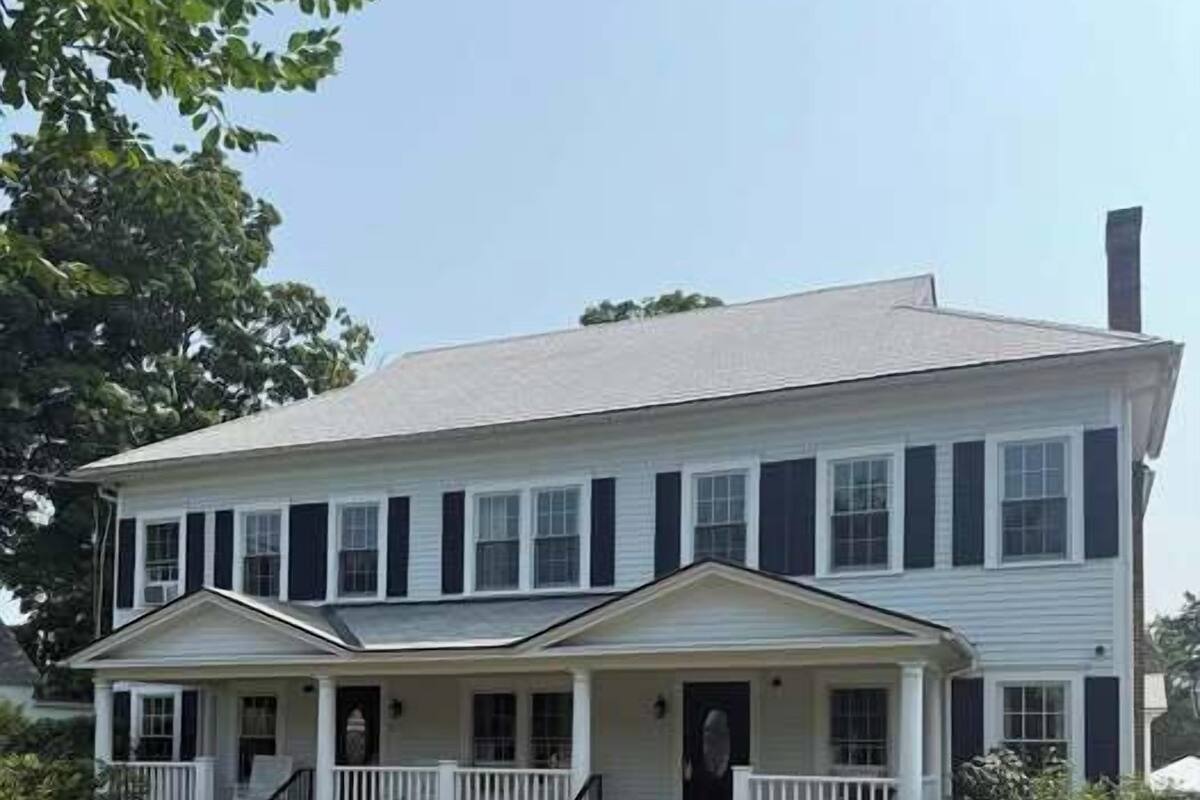 Chamberlain House King & Queen (No pets) | Premium bedding, iron/ironing board, bed sheets