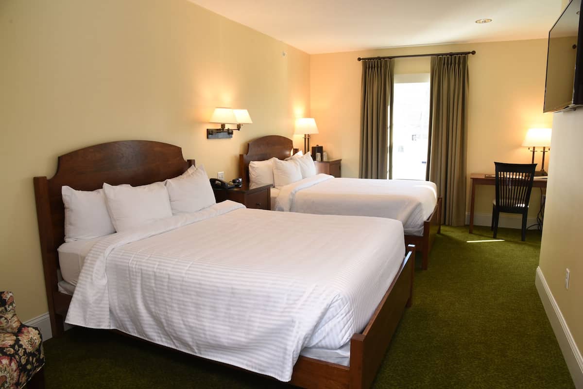 Tillyer House 2 Queen Beds (No Pets) | Premium bedding, iron/ironing board, WiFi (free), bed sheets