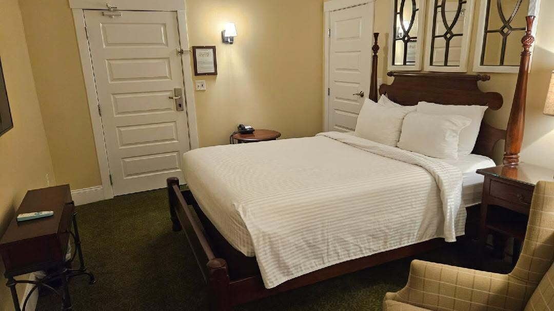 Chamberlain House King & Queen (No pets) | Premium bedding, iron/ironing board, bed sheets