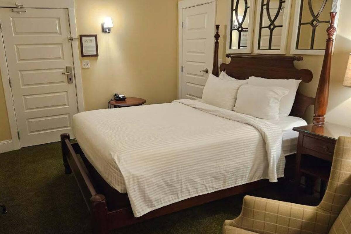 Chamberlain House King & Queen (No pets) | Premium bedding, iron/ironing board, WiFi (free), bed sheets