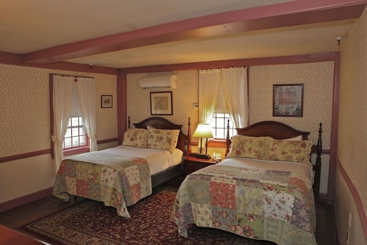 Historic Inn, 2 Queen Beds (Stairs required; No pets) | Premium bedding, iron/ironing board, WiFi (free), bed sheets
