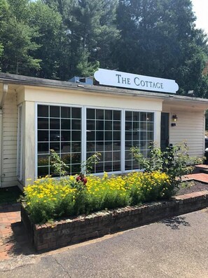 Exterior detail - Publick House Historic Inn and Country Motor Lodge (Sturbridge)