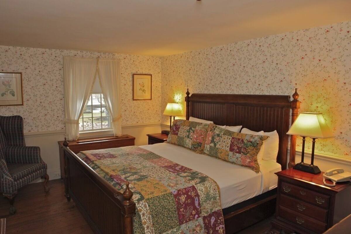 Historic Inn, 1 King Bed (Stairs required; No pets) | Premium bedding, iron/ironing board, WiFi (free), bed sheets