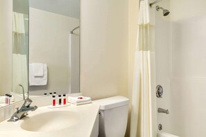 Combined shower/tub, free toiletries, hair dryer, towels - Travelodge by Wyndham Niagara Falls (Niagara Falls)