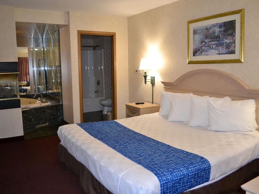 Suite, 1 King Bed, Non Smoking | Desk, blackout curtains, free cots/infant beds, free WiFi