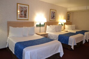 Chambre, Plusieurs lits, non-fumeur (3 Double Beds) | Bureau, rideaux d’obscurcissement, lit de bébé (gratuit)