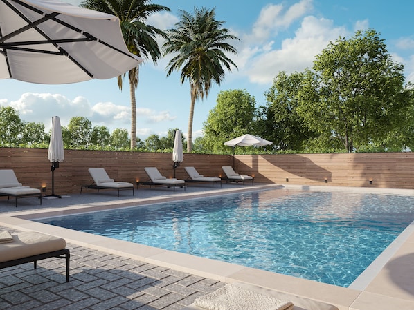 Piscine extérieure, parasols de plage, chaises longues