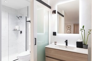 Articles de toilette gratuits, sĂšche-cheveux, serviettes fournies, savon