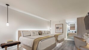 Una camera da letto moderna con un letto grande, comodini, una scrivania e una TV.