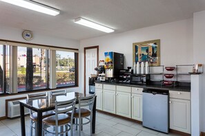 Free daily continental breakfast - Rodeway Inn Lake City I-75 (Lake City)