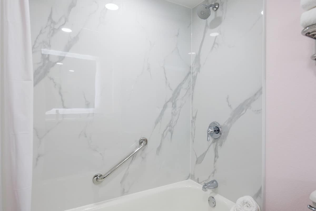 combined shower/bathtub, hair dryer, towels