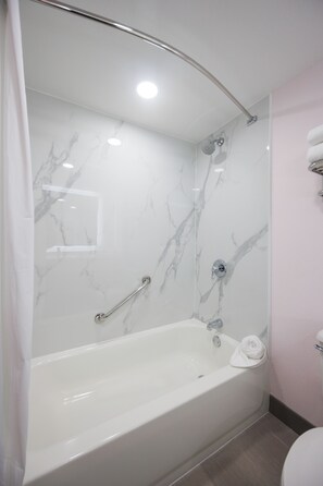 Combined shower/bathtub, hair dryer, towels