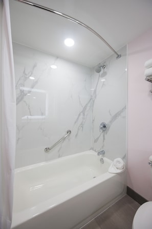 Ensemble douche/baignoire, sèche-cheveux, serviettes fournies
