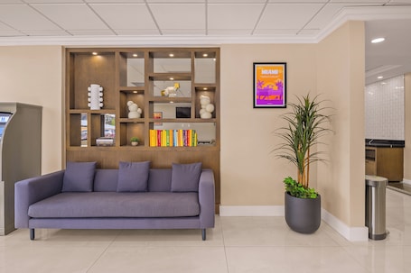 Lobby sitting area. B&B Hotel Miami Airport