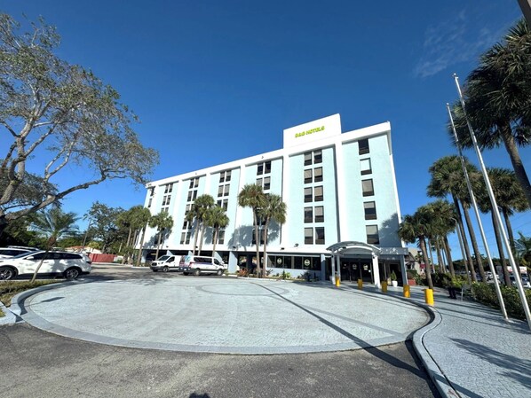 Stunning hotel with a central entrance and lush surroundings.