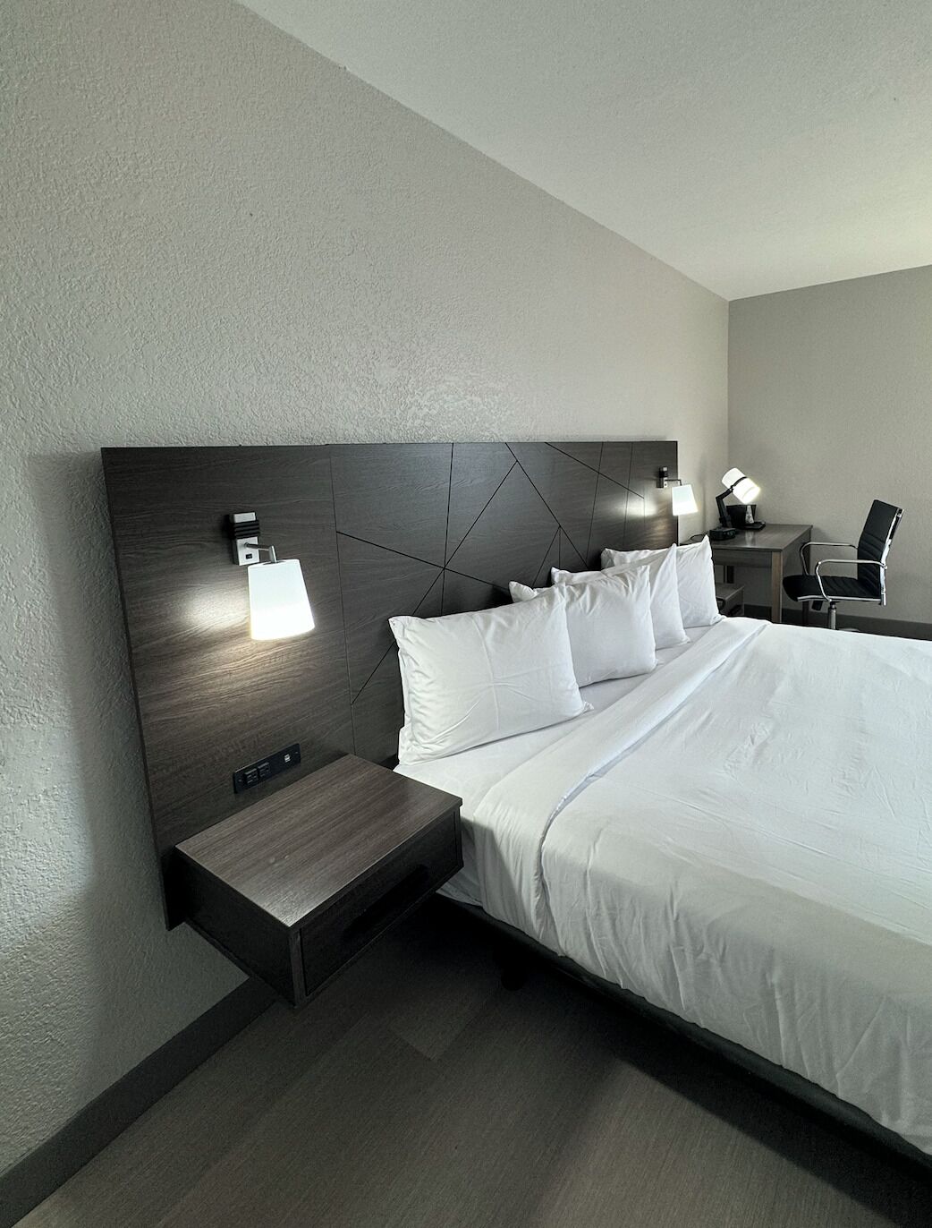 standard room, 1 king bed, accessible bathtub | in-room safe, desk, laptop workspace, soundproofing