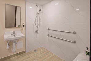 Standardzimmer, 2 Queen-Betten, barrierearme Badewanne | Zimmersafe, Schreibtisch, laptopgeeigneter Arbeitsplatz