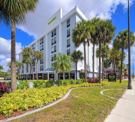 Exterior. B&B Hotel Miami Airport