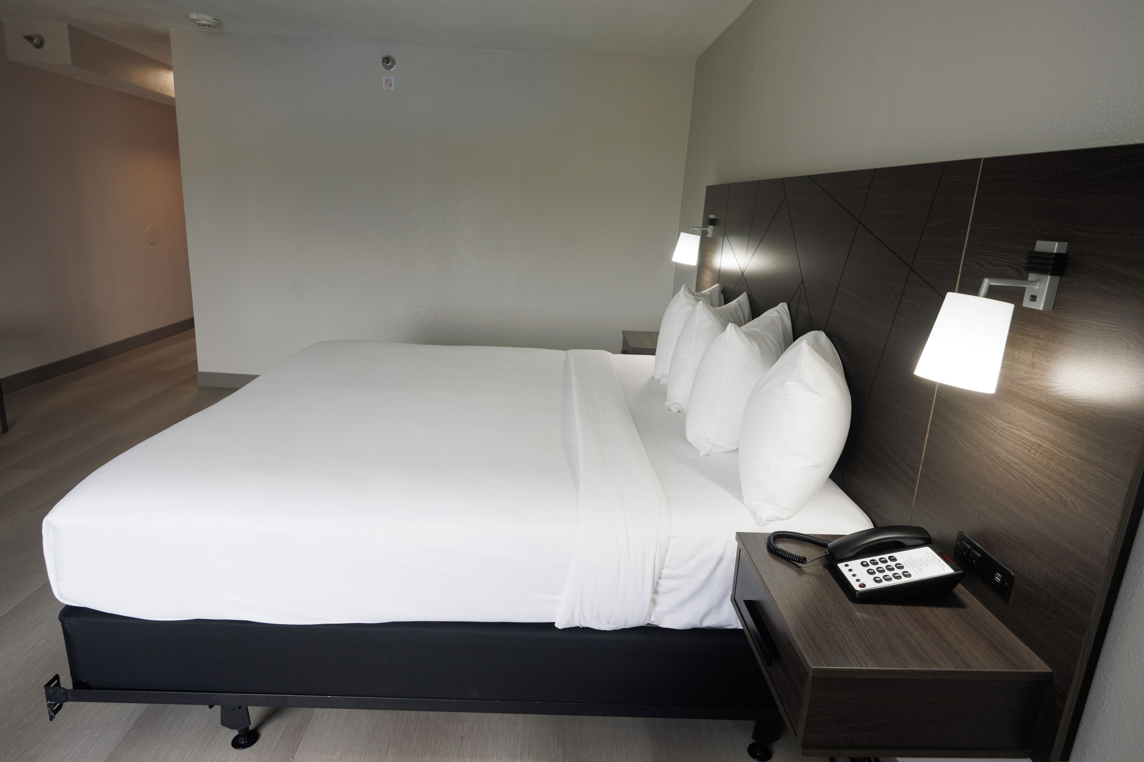 standard room, 1 king bed, accessible bathtub | in-room safe, desk, laptop workspace, soundproofing