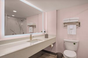 Quarto standard, 1 cama King, para não fumantes | Cofres nos quartos, escrivaninha, espaço de trabalho para notebook