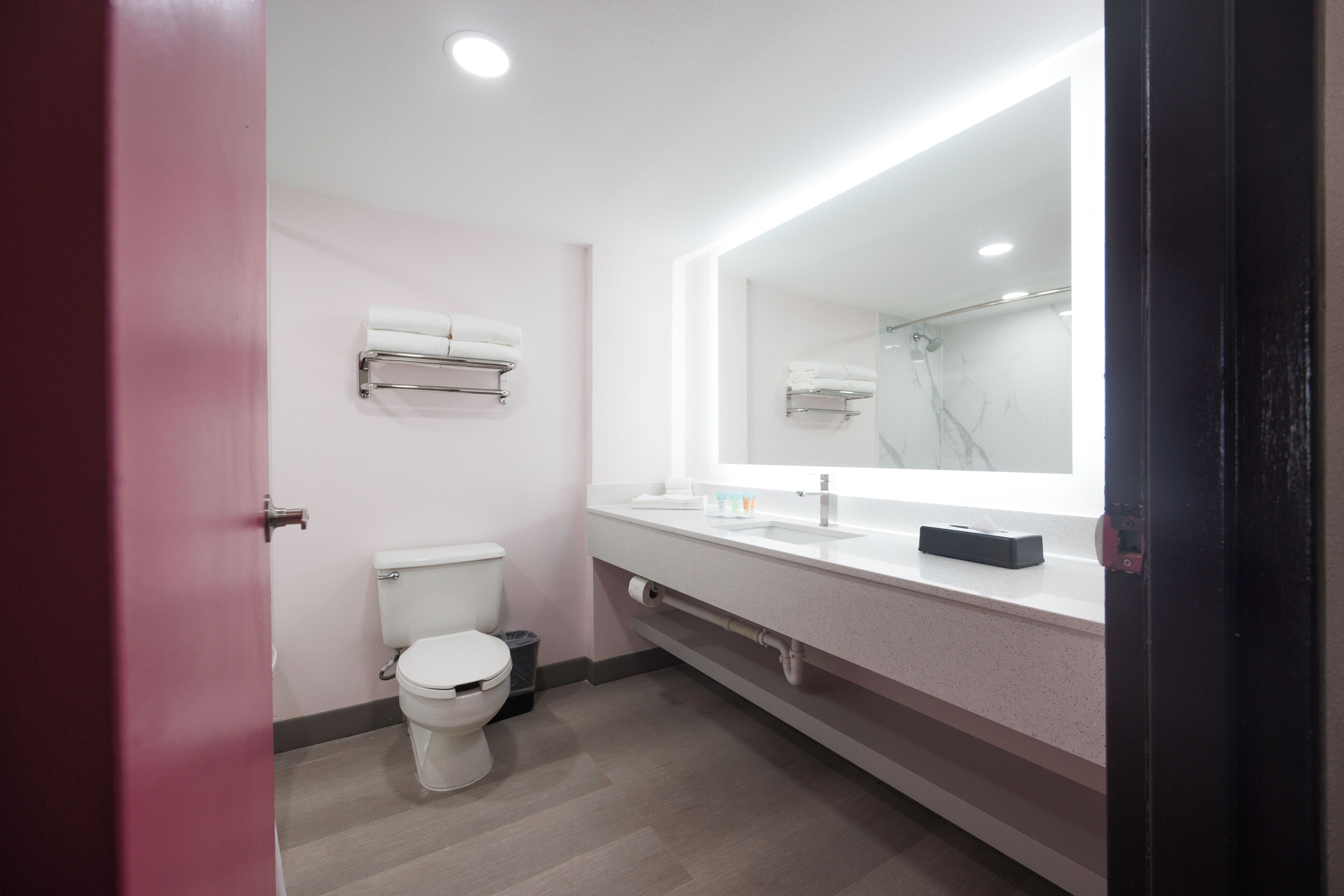 combined shower/bathtub, hair dryer, towels