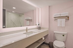 Phòng Tiêu chuẩn, 2 giường cỡ queen, không hút thuốc | Két bảo mật tại phòng, bàn, khu vực làm việc phù hợp cho laptop 