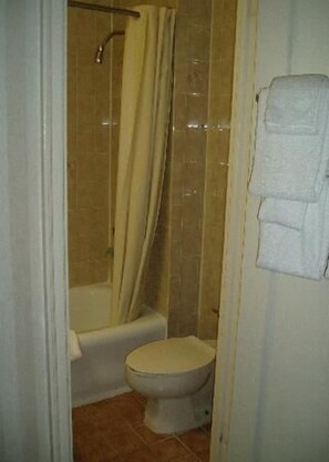 Double Room | Bathroom | Combined shower/tub, hair dryer, towels