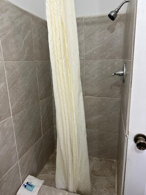 深泡浴缸、免费洗浴用品、吹风机、毛巾
