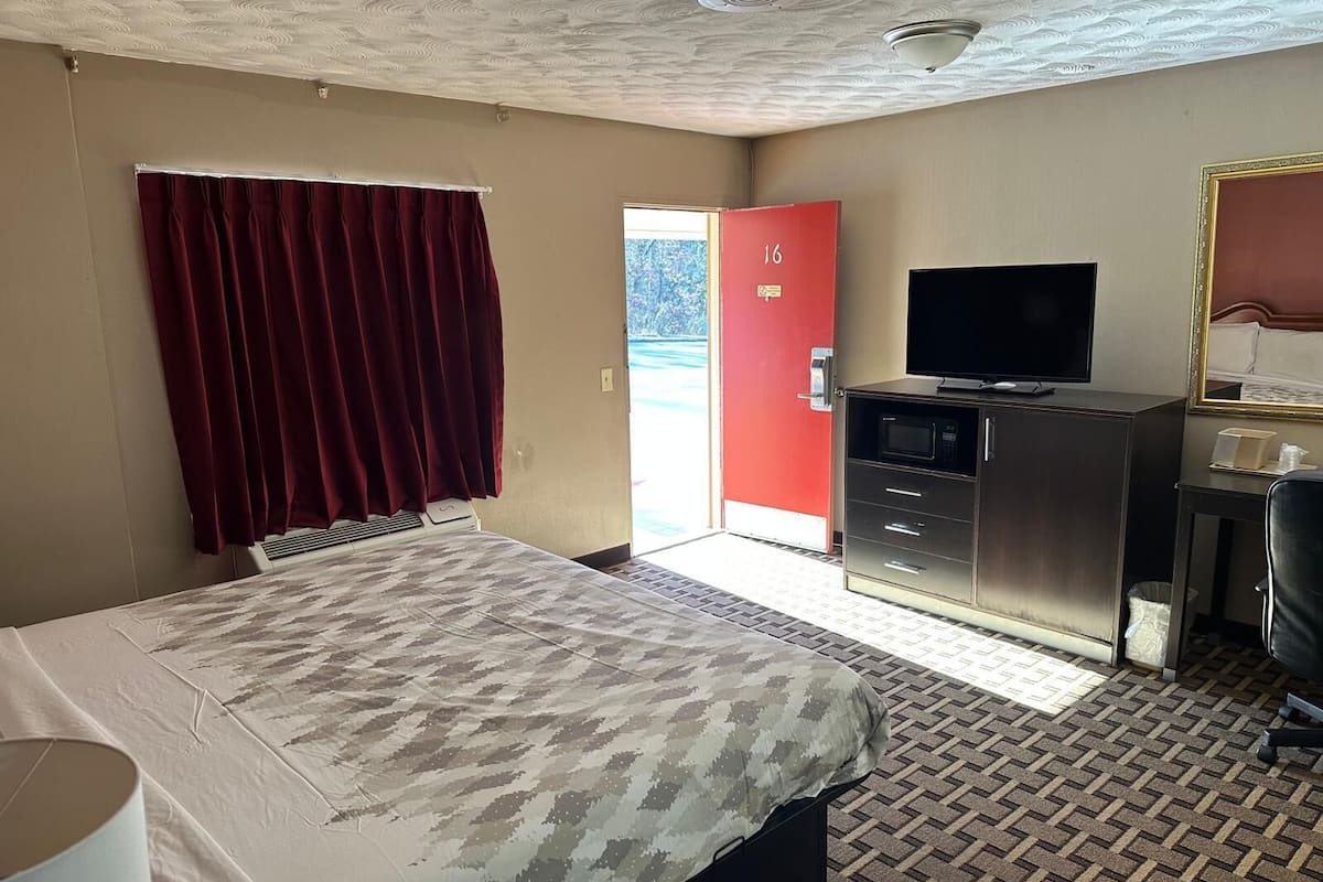 Room, 1 King Bed, Accessible, Non Smoking | In-room safe, desk, iron/ironing board, free WiFi