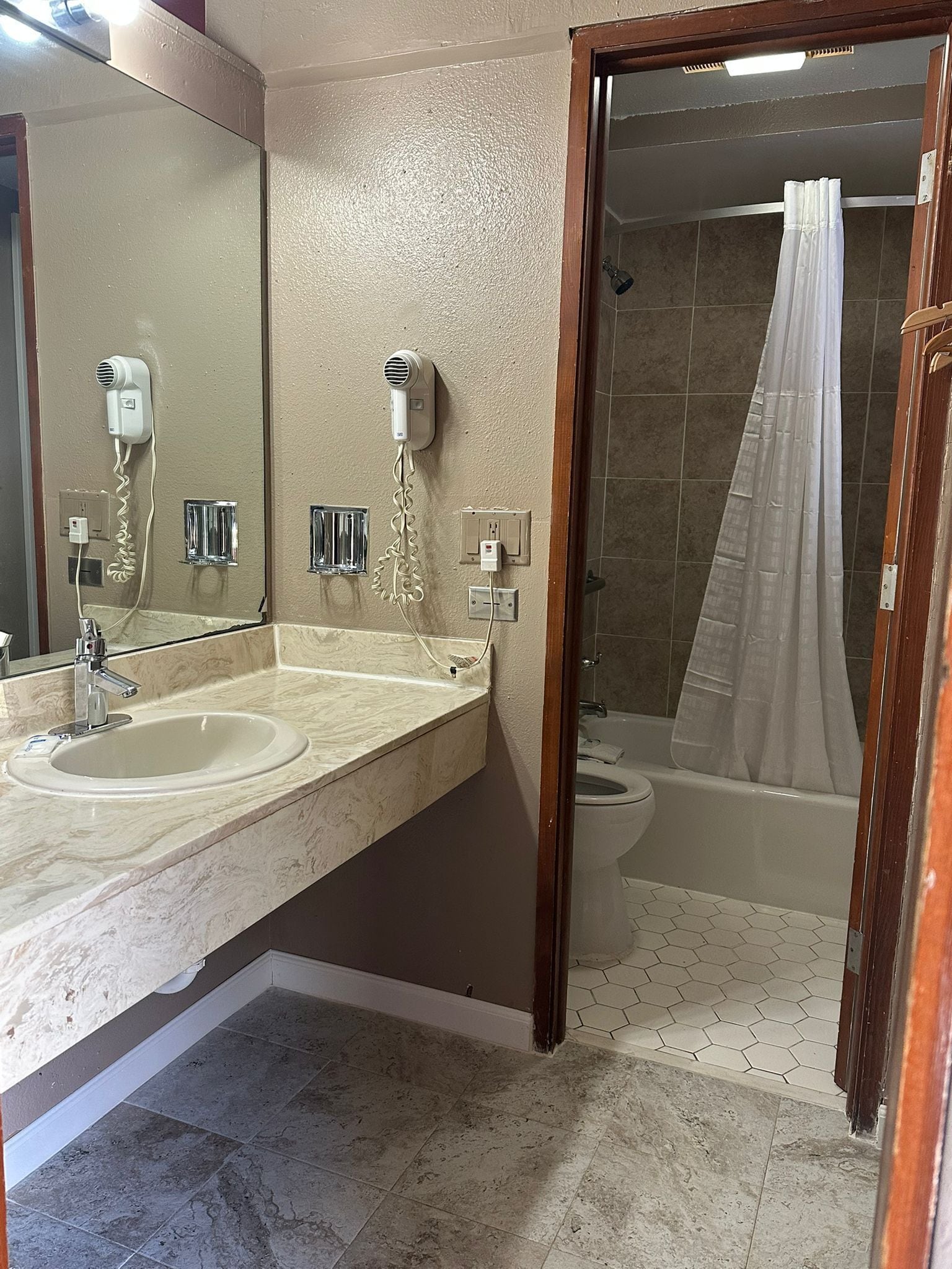 Room, 1 King Bed, Non Smoking | Bathroom