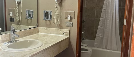 Habitación, 1 cama King size, para no fumadores | Baño | Tina profunda, amenidades de baño gratuitas, secadora de cabello