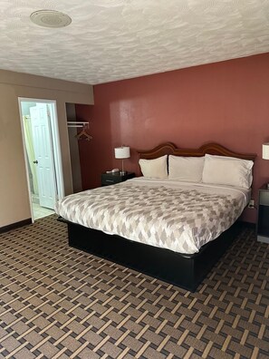 Habitación, 1 cama de matrimonio grande, accesible para personas con discapacidad, no fumadores | Caja fuerte, escritorio, tabla de planchar con plancha y wifi gratis