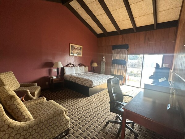 Huone, 1 suuri parisänky, tupakointi kielletty, vuoristonäköala | Tallelokero huoneessa, työpöytä, silitysrauta/-lauta, ilmainen Wi-Fi