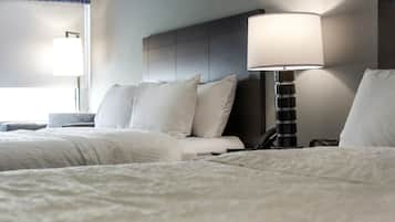 Escritorio, cortinas blackout y tabla de planchar con plancha