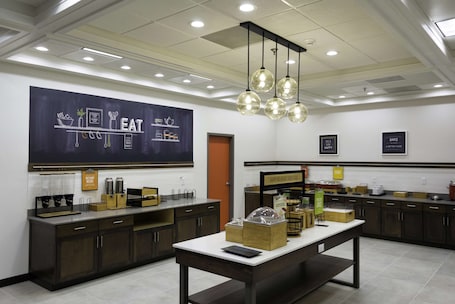 Desayuno buffet incluido todos los días . Hampton Inn Kinston