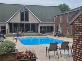 Piscina externa sazonal, funciona das 9h às 21h, guarda-sóis