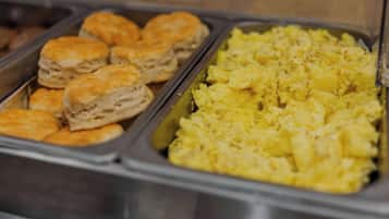 En buffet med friskbagte kager, småkager og røræg.