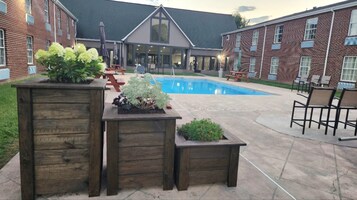 Piscina externa sazonal, funciona das 9h às 21h, guarda-sóis