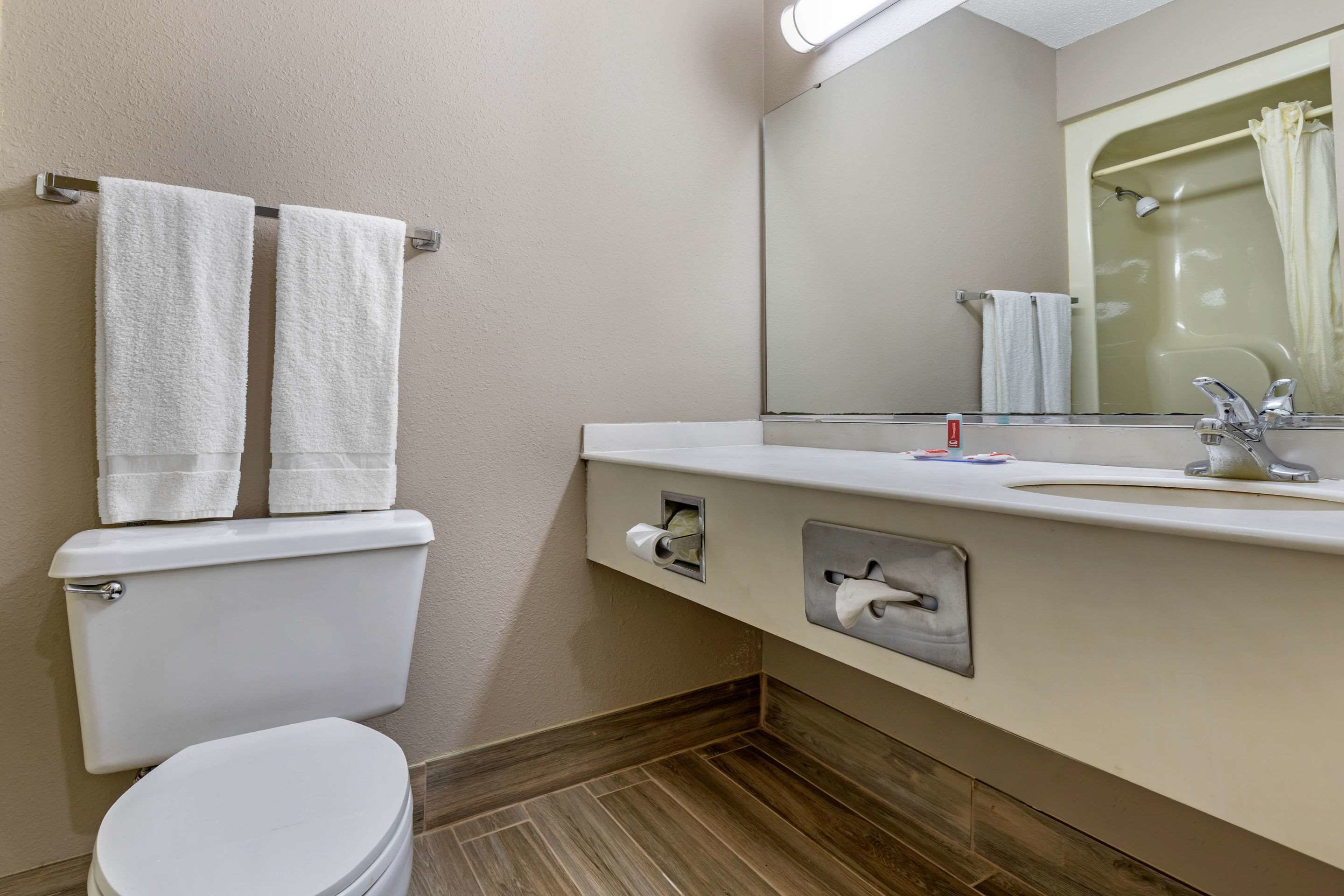 وحدات دش مع أحواض استحمام، مجففات شعر، مناشف