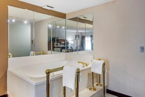 Suite, 1 King Bed, Non Smoking | Jetted tub