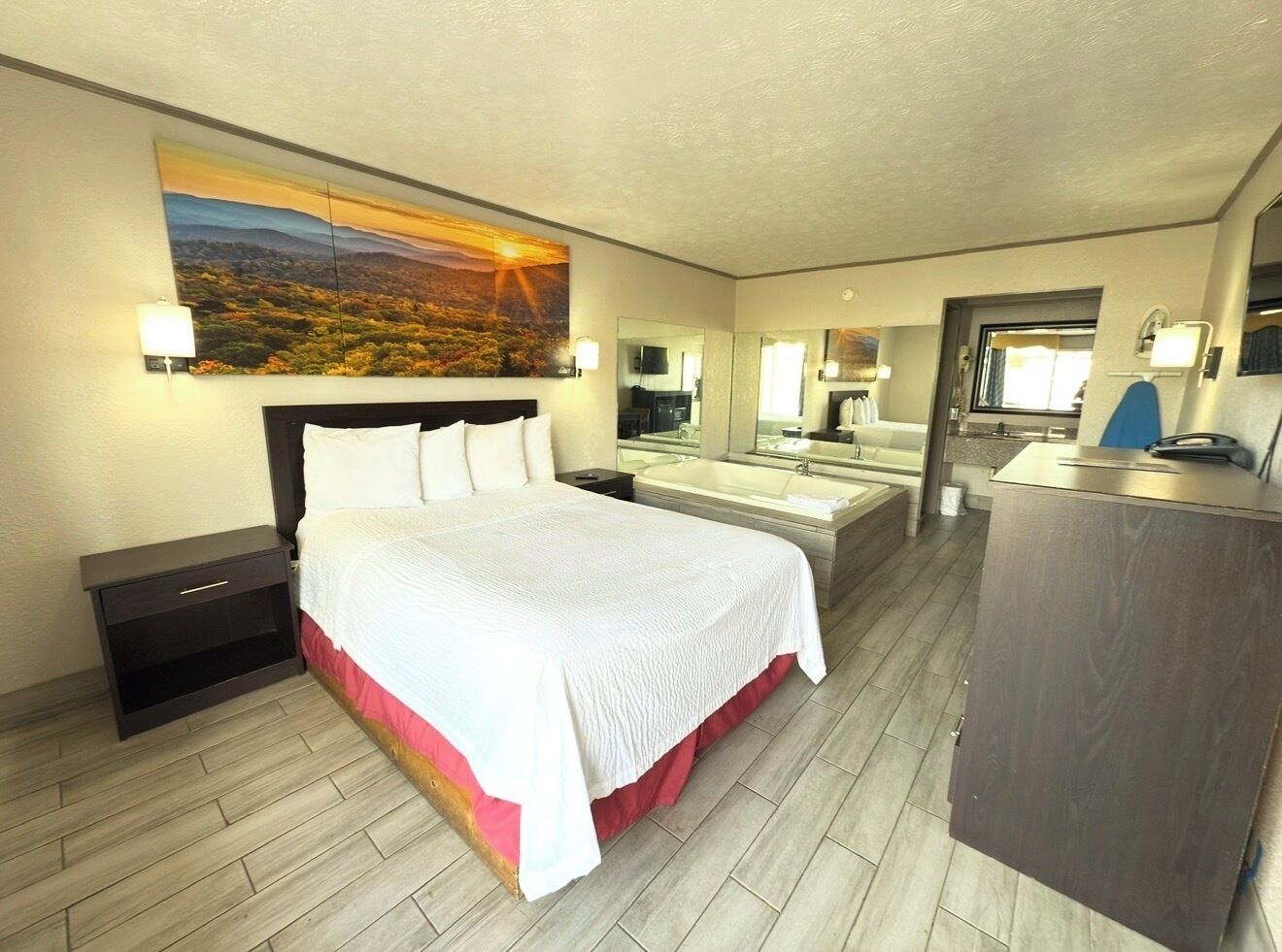 Room, 1 Queen Bed | Desk, soundproofing, cribs/infant beds, rollaway beds