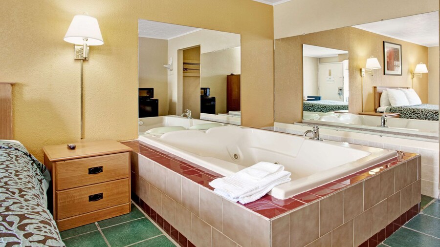 Days Inn by Wyndham Knoxville West