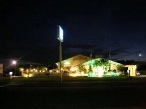 Fachada del alojamiento - Noche
