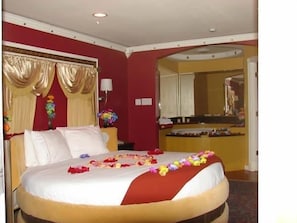 Skrivebord, strykejern/-brett, barnesenger og ekstrasenger (inkludert)