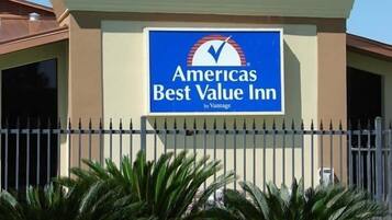 Señal para Americas Best Value Inn de Vantage.