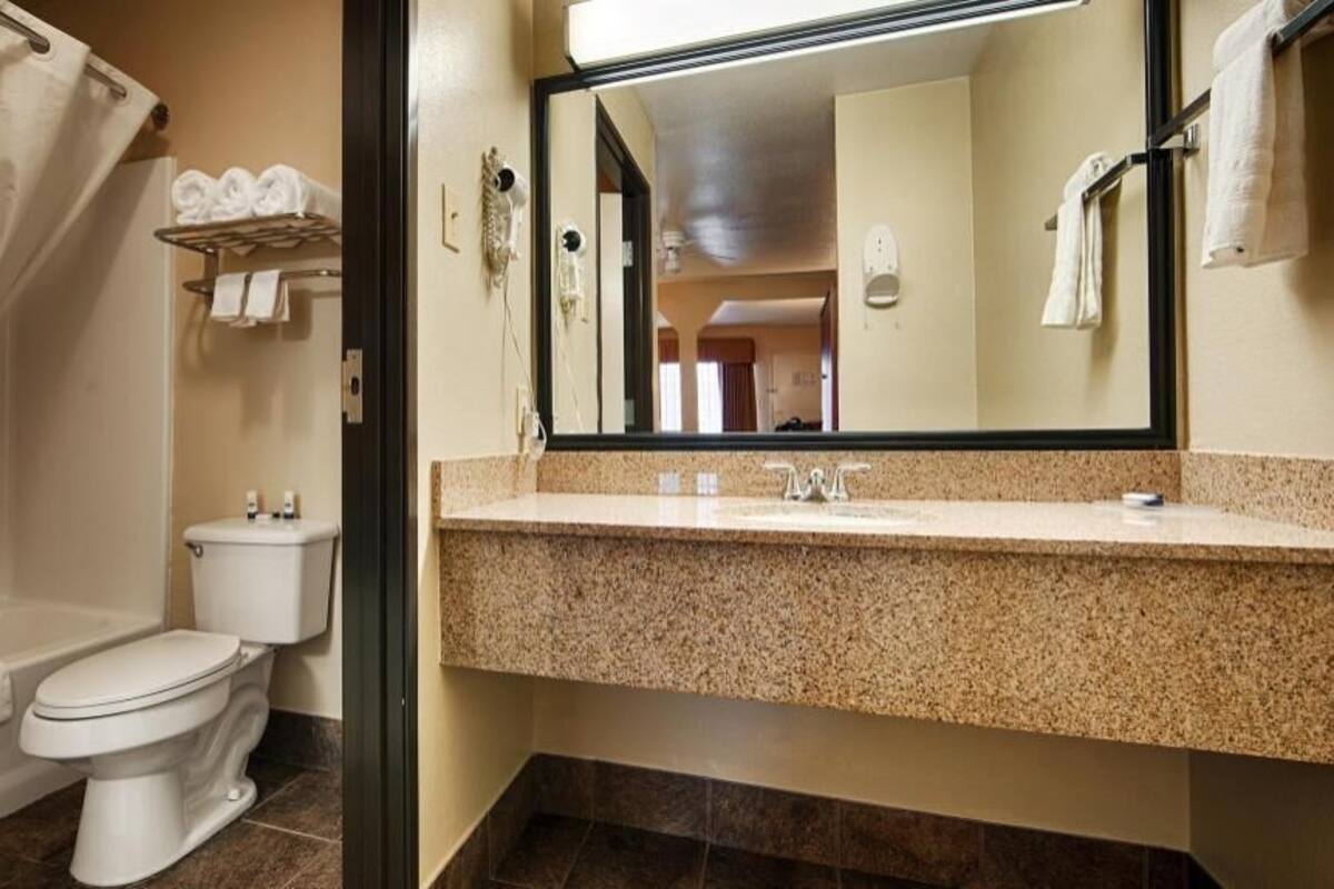 Badezimmer | Duschwanne, kostenlose Toilettenartikel, Haartrockner, Handtücher